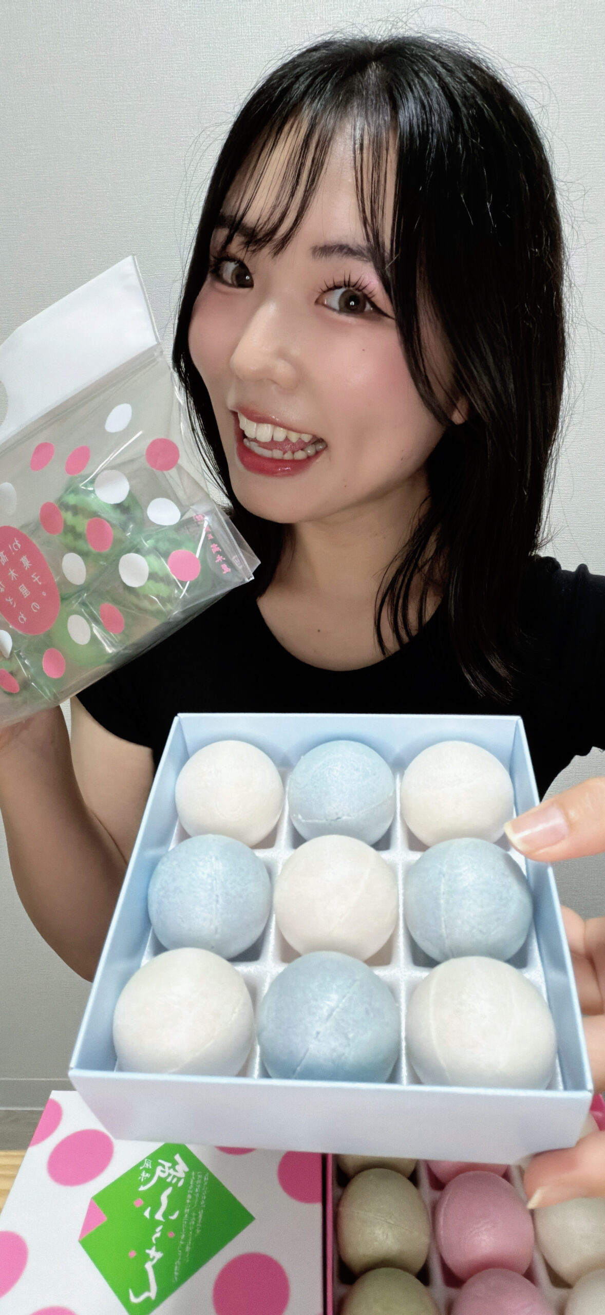 Rio holding a box of Kamifuusen sweets